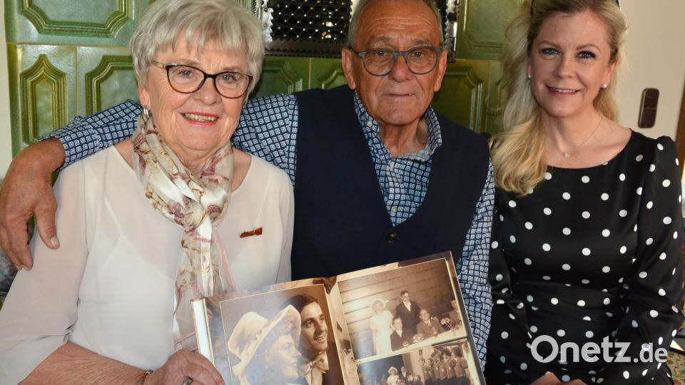 Goldene Hochzeit feierten am Samstag Elli und Hans „John“ Rüth. Tochter Kathrin gratulierte. Gemeinsam blätterte die Familie im Hochzeitsalbum. Bild: jr