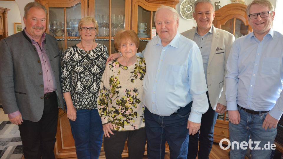 Margareta und Siegfried Kilian (Mitte) feierten Eiserne Hochzeit. Dazu gratulierten (von links) 2. Bürgermeister Johann Brandl und Tochter Ingrid, sowie (von rechts) Enkel Maximilian und Landrat Roland Grillmeier. Bild: jr