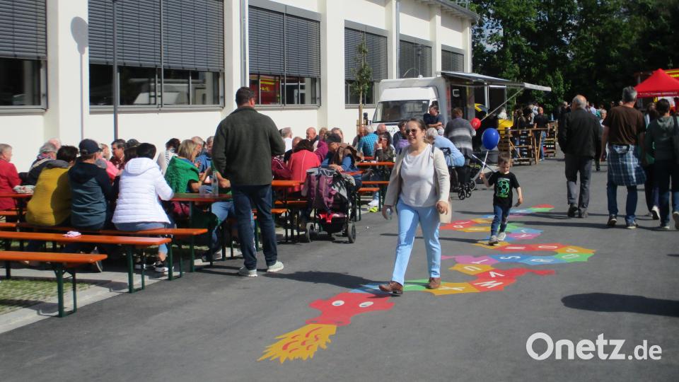 Die Bürgerinnen und Bürger der Marktgemeinde nutzten die Gelegenheit zur Besichtigung der neuen Mehrfachsporthalle. Bild: bnr