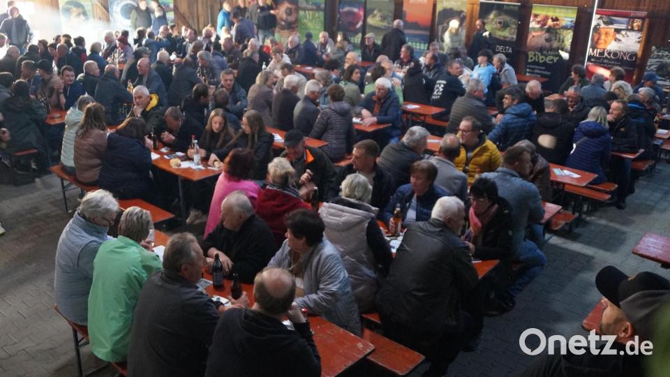 Die Bauhofhalle war bei der Dia-Schau des Bürgerforums bis auf den letzten Platz besetzt. Bild: wel