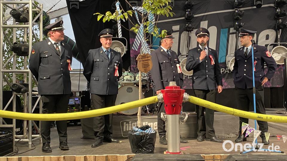 Patengeschenk der örtlichen Feuerwehren. Bild: Josef Glas