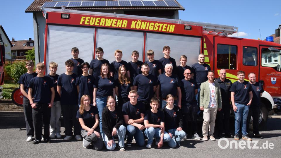 Die Jugendfeuerwehr Königstein feierte ihr 40-jähriges Bestehen. Dafür durften die Nachwuchs-Feuerwehrleute vor dem &quot;echten&quot; Feuerwehrauto Aufstellung nehmen. Bild: hdk