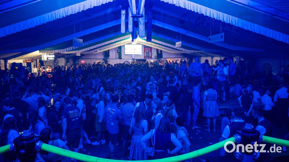 Ausgelassene Stimmung beim &quot;Tag der Betriebe&quot; mit der Partyband &quot;Highline&quot;. Bild: Lukas Kappl