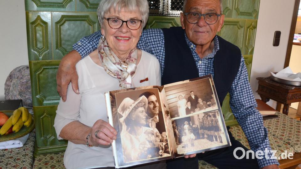 Sind seit fünf Jahrzehnten ein Paar, Elli und Hans „John“ Rüth. Gefeiert wurde am Samstag im Kreise der Familie. Gerne präsentieren sie ihr Hochzeitsalbum. Bild: jr