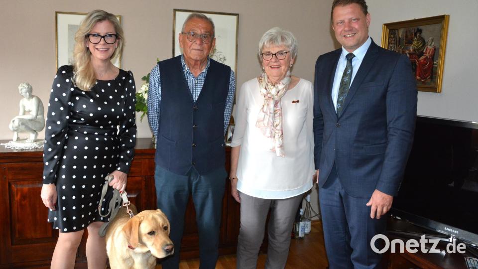 Bürgermeister Stefan Grillmeier (rechts) überbrachte Elli und Hans „John“ Rüth die Glückwünsche der Stadt Mitterteich zur Goldenen Hochzeit. Tochter Kathrin (links), mit Labradorhündin „Sam“ schloss sich den Glückwünschen gerne an. Bild: jr