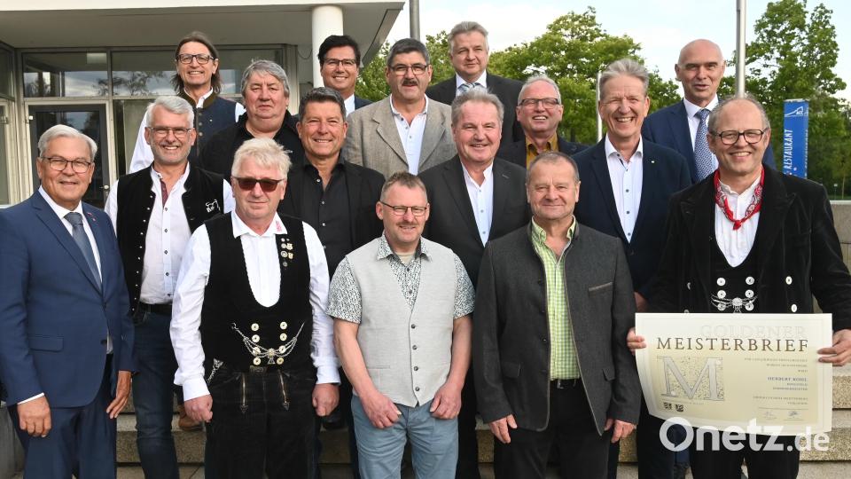 Verleihung der Goldenen Meisterbriefe zeigt die Geehrten aus dem Landkreis Amberg-Sulzbach zusammen mit Vizepräsident Gerhard Ulm (l.) und Kreishandwerksmeister Dietmar Lenk (2.v.r.). Bild: gf