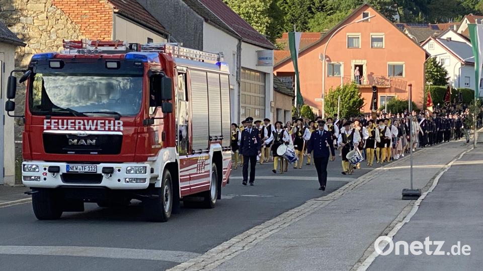Die Feuerwehr Tännesberg feiert ihr 150-jähriges Gründungsfest mit einem Festzug zum Festzelt an der Grundschule Tännesberg. Bild: Josef Glas