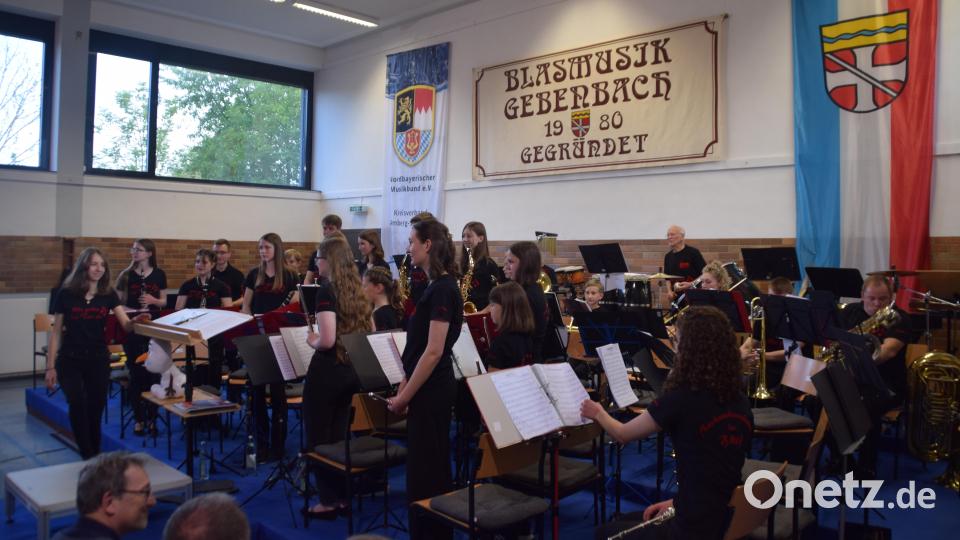 Nachwuchsdirigentin Paula Dotzler (links) auf dem Weg zum Dirigentenpult. Sie ist eine von drei Nachwuchsdirigentinnen aus den eigenen Reihen der Blasmusik Gebenbach. Bild: swo