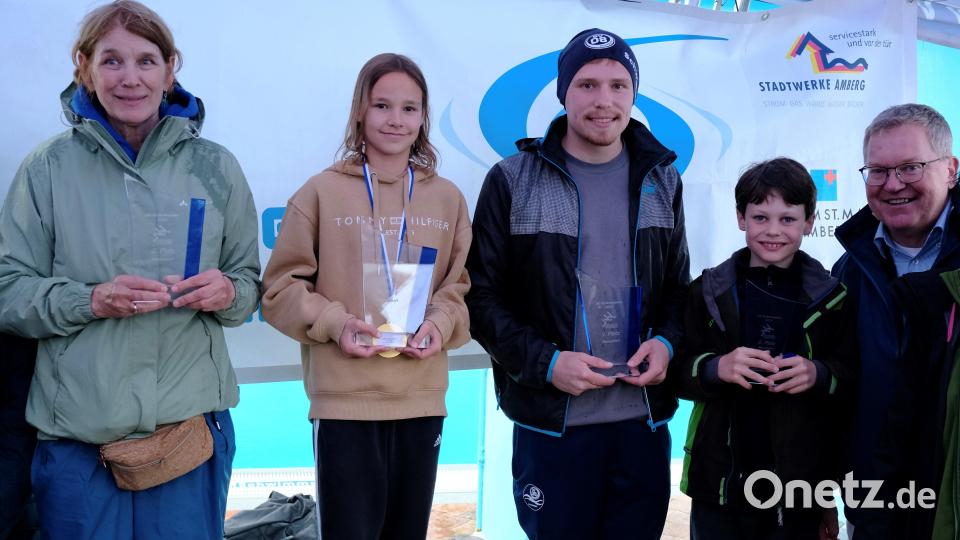 Der SSV Forchheim (Zweite von links) gewann den Kufü-Pokal für die meisten Medaillenränge. Zweite wurde die SSG Erlangen (links) vor der SG Nordoberpfalz (Dritter von rechts). Bild: gsp