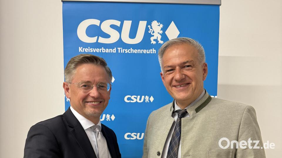 Landrat Roland Grillmeier gratuliert Tobias Reiß. Bild: CSU-Kreisverband Tirschenreuth