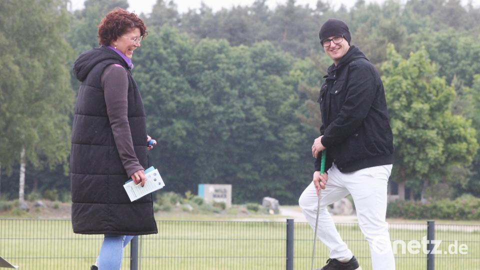 Dieses Paar trotzte dem Wetter und spielte eine Runde auf dem Stonehill-Adventure-Golf-Platz. Bild: Hirsch
