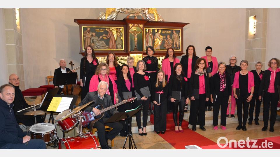Das Ensemble Kreuzer mit den Instrumentalisten unter der Gesamtleitung von Brigitte Kreuzer vor dem Gottesdienst in der Mitterteicher Stadtpfarrkirche. Bild: jr