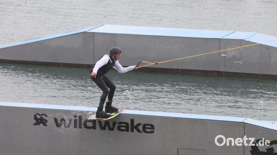 Auch einige Wasserski-Fahrer ließen sich nicht abhalten und zogen auf der Wakeboard-Anlage ihre Kreise. Bild: Hirsch