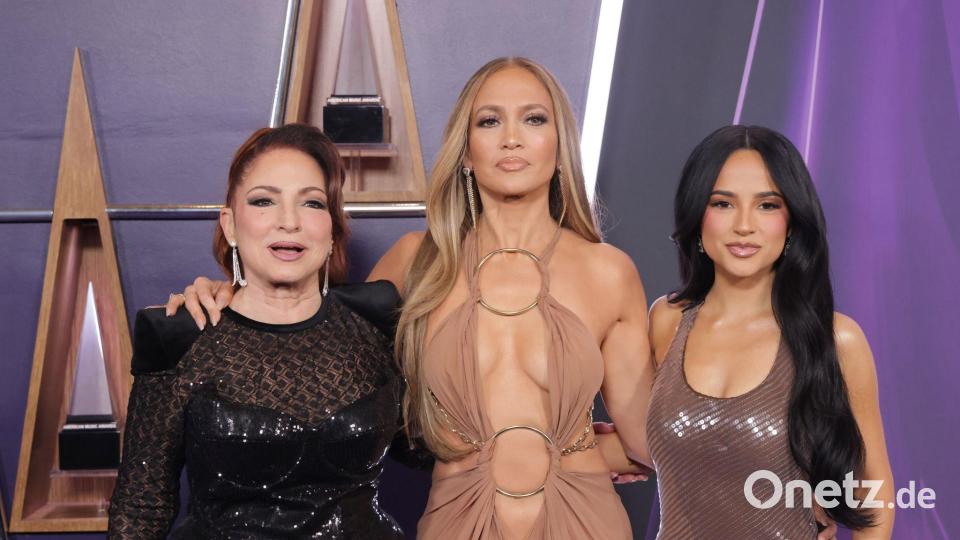 Jennifer Lopez (Mitte) moderierte die AMA-Verleihung in Las Vegas. Bild: Crash/imageSPACE via ZUMA Press Wire/dpa