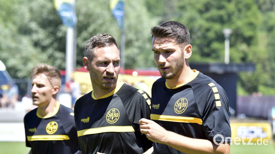 Markus Ziereis (Mitte) zusammen mit dem jetzigen Gebenbacher Johannes Golla (rechts) und Dennis Lippert (links) bei einem Testspiel der SpVgg Bayreuth gegen den SSV Jahn Regensburg Im Sommer 2022 in Rieden (Landkreis Amberg-Sulzbach). Archivbild: Hubert Ziegler