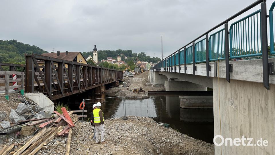 Alt trifft neu: Sind die neuen Naabbrücken rechts erst einmal eröffnet, werden die 
Behelfsbrücken links wieder zurückgebaut. Bild: Lara Schmaus/Stadt Schwandorf