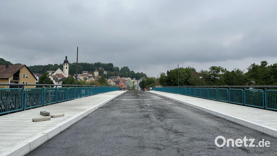 Mehr Platz und neue Optik: Der kombinierte Geh- und Radweg auf der Mittleren 
Naabbrücke ist mit drei Metern fast doppelt so breit wie früher – das türkisfarbene Brückengeländer 
sorgt zudem für einen frischen Farbakzent. Bild: Lara Schmaus/Stadt Schwandorf