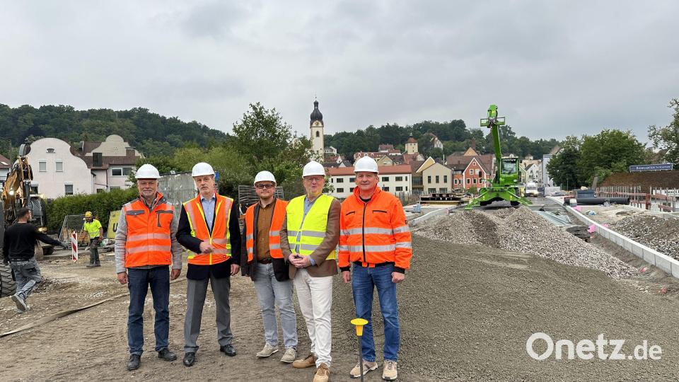 Roland Stehr (Sachgebietsleiter Tiefbau), Reinhard Schade (Leiter Amt Planen 
und Bauen), Hannes Neudam (Staatliches Bauamt Amberg-Sulzbach), Oberbürgermeister Andreas Feller 
und Albert Thanhäuser (Staatliches Bauamt Amberg-Sulzbach) machen sich beim Vorort-Termin ein Bild 
vom Fortschritt auf Schwandorfs größter Baustelle. Bild: Lara Schmaus/Stadt Schwandorf