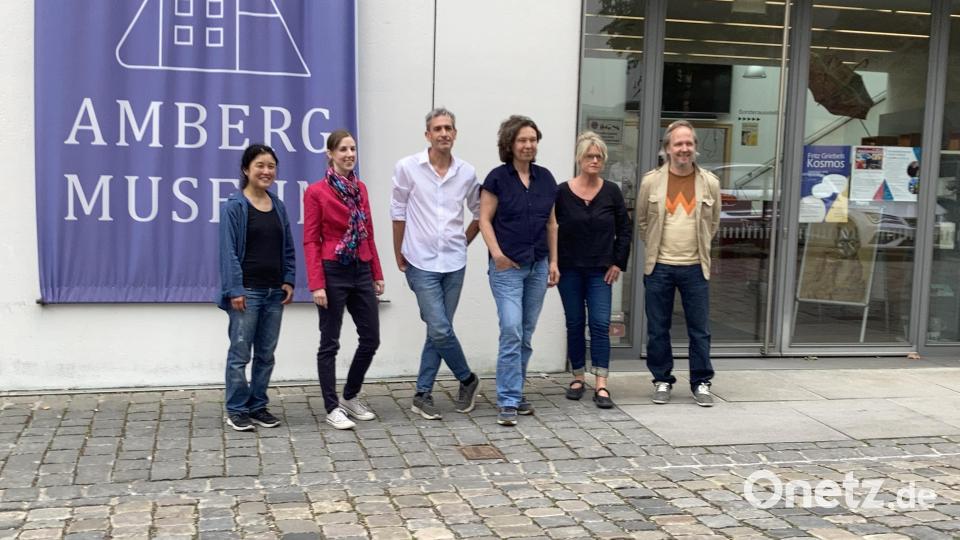Freuen sich auf eine Woche Live-Kunst im Stadtmuseum Amberg: Erika Wakayama, Museumsleiterin Dr. Julia Riß, Marcus Trepesch, Heike Lepke, Hanna Regina Uber und Johann Sturcz (von links). Bild: aks