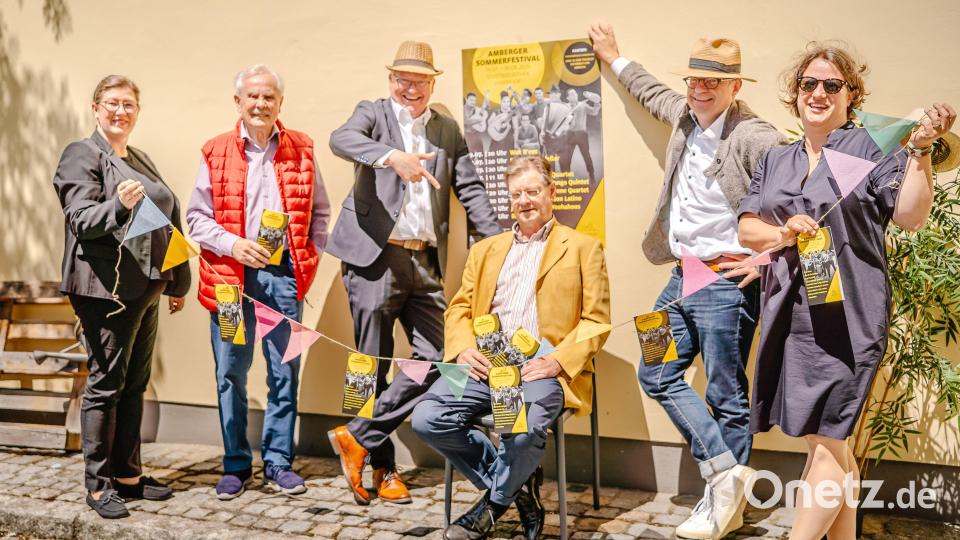 Gute Laune und Vorfreude auf das Sommerfestival! Von links: Organisatorin Katja Boxdorfer, Norbert 
Fischer von den Freunden des Stadttheaters, OB Michael Cerny, Stadtbau-Geschäftsführer Maximilian 
Hahn, Kulturreferent Fabian Kern und die stellvertretende Kulturamtsleiterin Barbara Hauck. Bild: Stadt Amberg/Sibylle Sandner