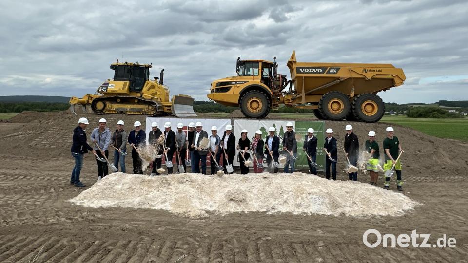 Den offiziellen Spatenstich für das neue Gewerbegebiet nahmen Vertreter der Baufirmen und Planer mit Vilsecks Bürgermeister Hans-Martin Schertl und Mitgliedern des Stadtrats vor. Bild: Stefanie Gradl