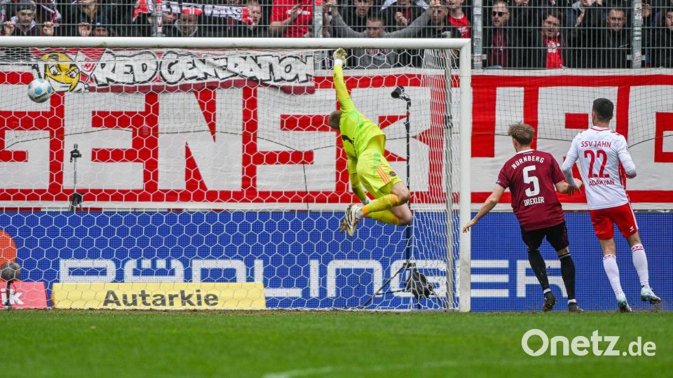 Jahn-Stürmer Noah Ganaus erzielt per Kopf das 2:1. Bild: Armin Weigel/dpa