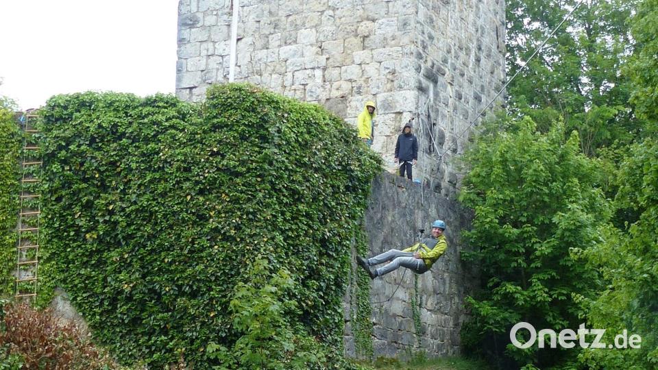 Die Alpenvereinsjugend hatte beim Burgfest auf der Schweppermannsburg in Pfaffenhofen wieder eine Seilrutsche von der Burgmauer in den Burggraben gebaut, die regen Zuspruch fand. Bild: jp