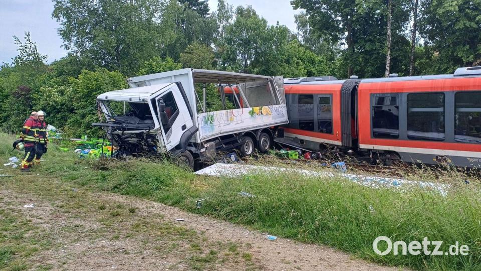 Die Bahnstrecke wurde gesperrt. Der Zug soll am Freitag geborgen werden. Bild: Helmuth Riedl/Zema Medien/dpa