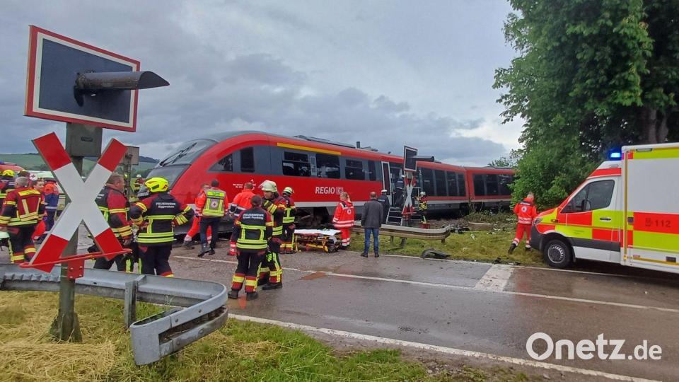 Warum es zu dem Zusammenstoß zwischen einer Regionalbahn und einem Lastwagen kam, war zunächst noch unklar. Bild: Helmuth Riedl/Zema Medien/dpa