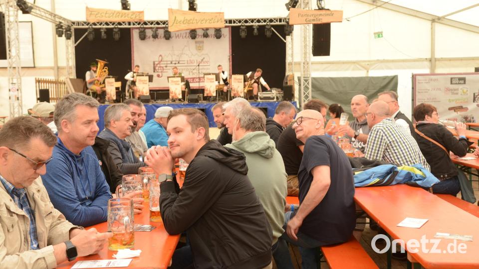 Zu den Besuchern am Nachmittag gehörte auch Vohenstrauß´ Bürgermeister Andreas Wutzlhofer (Dritter von links). Bild: bey
