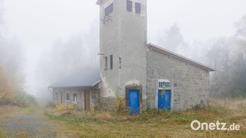 Unbekannte haben eine der Außentüren des ehemaligen Trafogebäudes auf dem Gelände des einstigen KZ-Steinbruchs durch Schmierereien beschädigt. Bild: KZ-Gedenkstätte Flossenburg/Thomas Dashuber