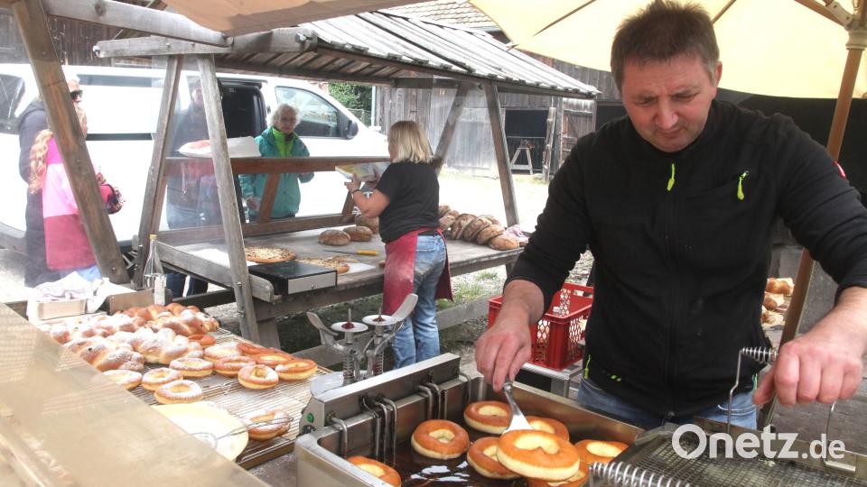 Das Schmalzgebäck der Bäckerei Paulus war bei den Besuchern sehr beliebt. Bild: Hirsch