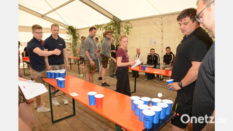 Während im Zelt die Rüscherl Muse aufspielt, frönen die jungen Leute dem Bierpong-Sport. Bild: bey