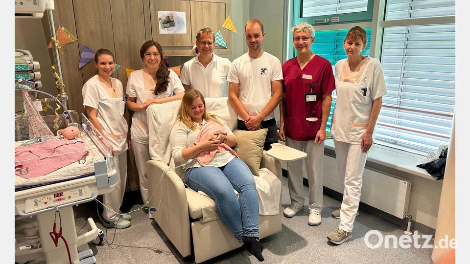 Chefarzt Matthias Keller spricht von einem kleinen Wunder. Inzwischen gehe es dem Kind ausgezeichnet, das Gewicht habe sich mehr als vervierfacht. Bild: Kinderklinik Dritter Orden Passau/dpa