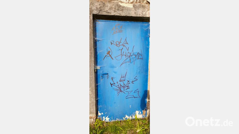 Unbekannte haben eine der Außentüren des ehemaligen Trafogebäudes auf dem Gelände des einstigen KZ-Steinbruchs durch Schmierereien beschädigt. Bild: KZ-Gedenkstätte Flossenbürg