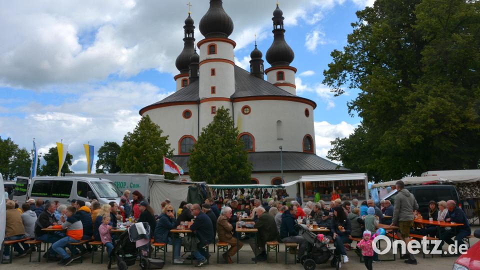 Die Menschen feiern im Schatten der mächtigen Kappl-Dreifaltigkeitskirche. Bild: jr