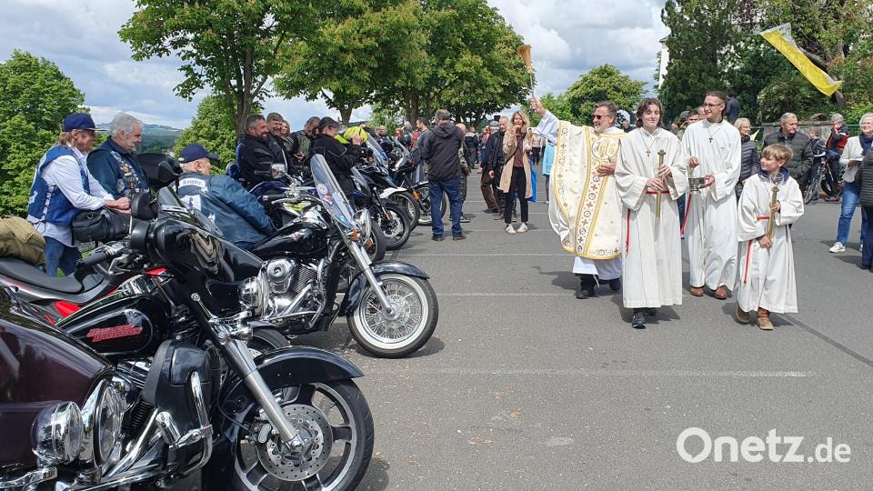 Mit Weihwasser segnete Guardian Pater Stanislaus die vielen Motorräder und ihre Biker. Bild: mas
