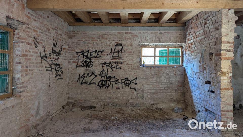 Bereits Ende März hatten Unbekannte das Innere des ehemaligen Trafogebäudes großflächig mit Antifa-Parolen beschmiert. Bild: KZ-Gedenkstätte Flossenbürg
