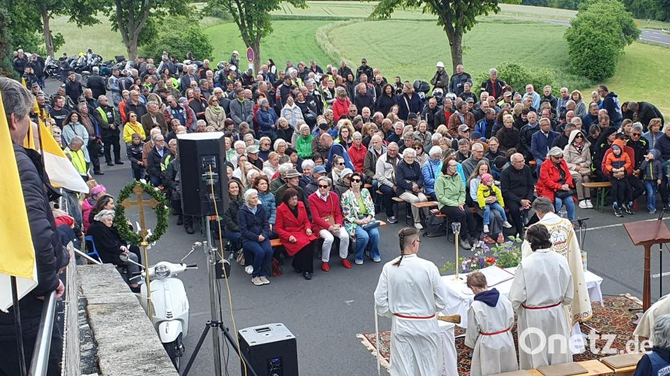 Hunderte Gläubige feiern an Christi Himmelfahrt rund um den Freialter auf dem Parkplatz der Wallfahrtskirche St. Felix mit den Bikern den Motorradfahrer-Gottesdienst. Bild: mas