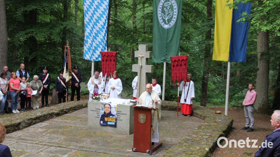 Immer eine imposante Kulisse – ein Gottesdienst an der Köllergrün-Gedenkstätte. Vorne Hauptzelebrant und Prediger Pfarrer Anton Witt. Bild: kro