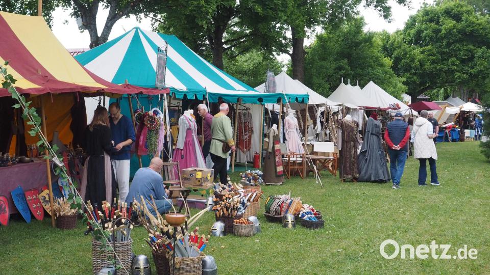 Tausende von Menschen besuchen den ersten Mittelaltermarkt im Stadtpark in Auerbach. Bild: kek