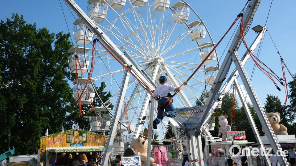 Zum Vergnügungspark gehört heuer auch ein Riesenrad. Bild: Hirsch