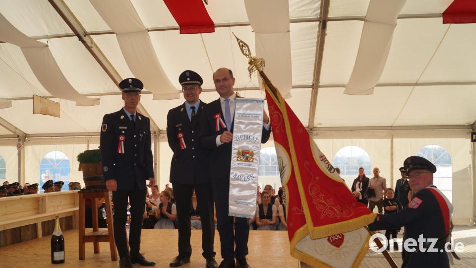 Finanzminister Albert Füracker bereicherte die Vereinsfahne der Feuerwehr Weihern mit einem bayerischen Fahnenband. Bild: slh