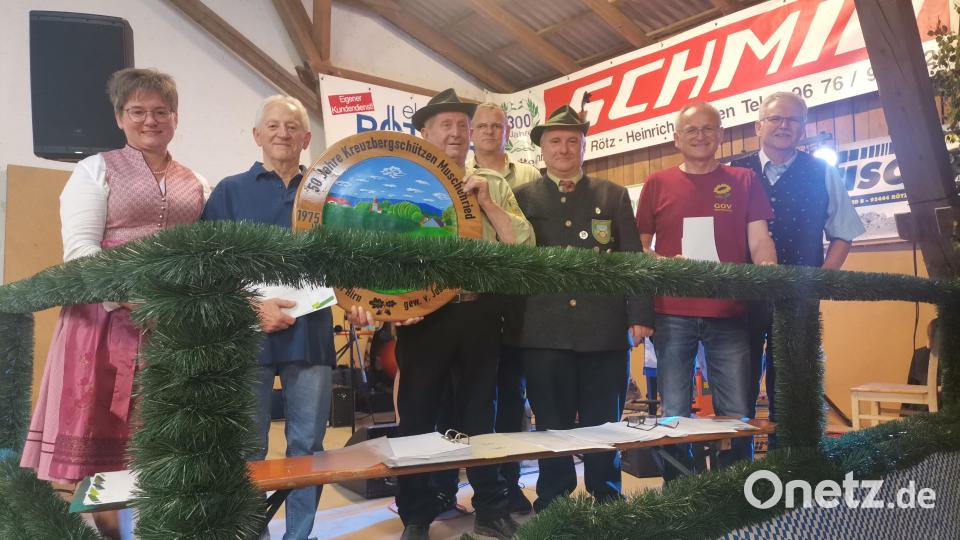Die Gewinner der Meisterschaft (von links): Bürgermeisterin Sonja Meier, Josef Saßl, Josef Hirn, Martin Baumer, Schützenmeister Johann Mösbauer, Herbert Zangl und Josef Drexler sen. Bild: amö