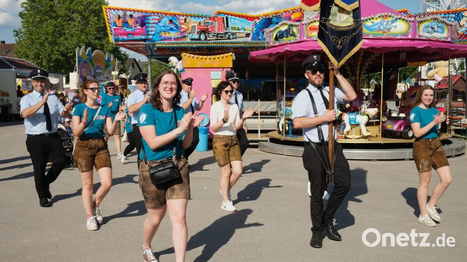 In Lederhosen marschierten die Festdamen der Freiwilligen Feuerwehr Freihöls mit, die für ihr 125-jähriges Gründungsfest vom 27. bis 29. Juni warben. Bild: Hirsch