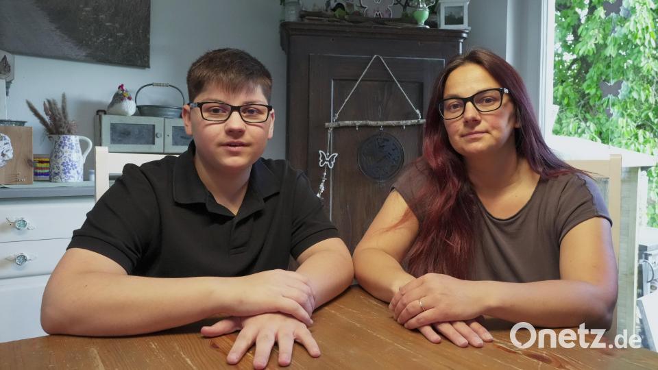 Michael Smith (hier mit seiner Mutter Tanja Smith) berichtete Oberpfalz-Medien in einem für ihn nervlich belastenden Interview, was ihm auf einer Schulung von anderen Lehrlingen angetan worden sein soll. Bild: Petra Hartl