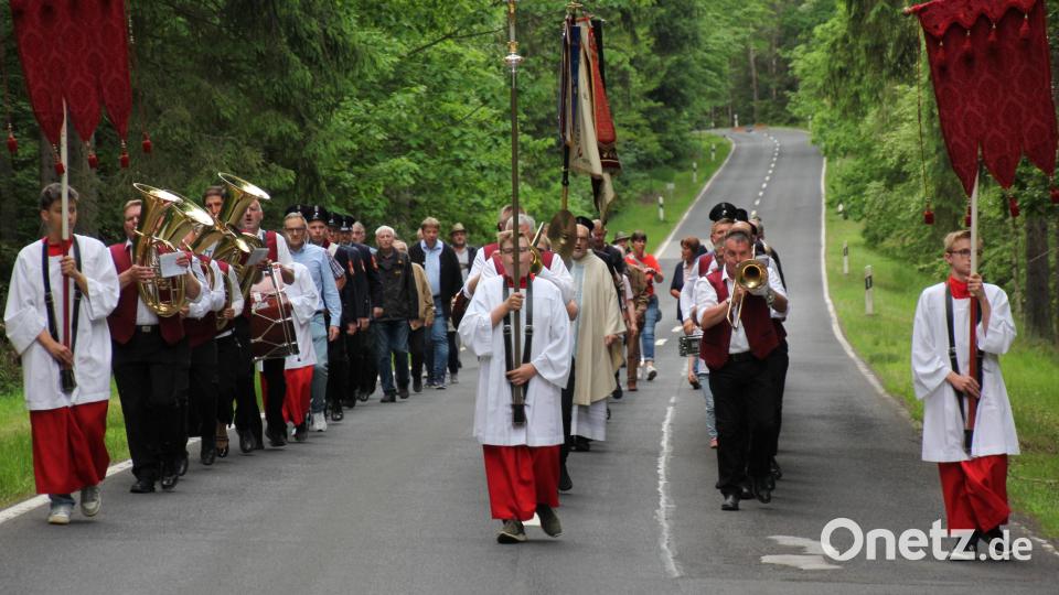 Vor dem Gottesdienst fand ein kleiner Kirchenzug von der Panzen zur Köllergrün-Gedenkstätte statt. Bild: kro