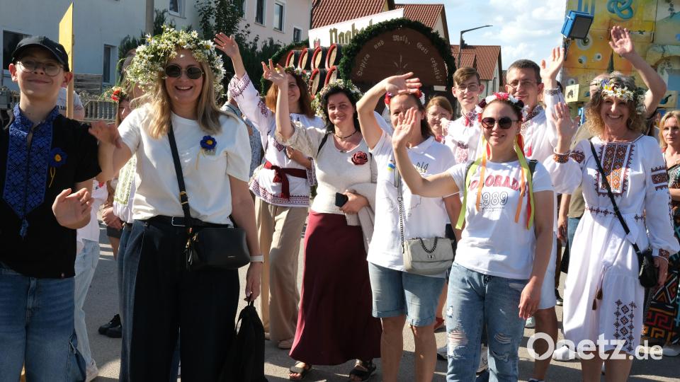 Wieder mit dabei, der Ukraine-Verein &quot;Neue Heimat Schwandorf&quot; mit Vorsitzender Oleksandra Rudnikova (rechts). Bild: Hirsch