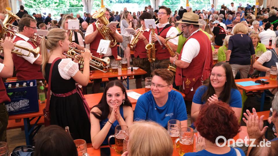 Der Musikverein Dachelhofen mischte sich mitten unter die Gäste und spielte zur Unterhaltung auf. Bild: Hirsch