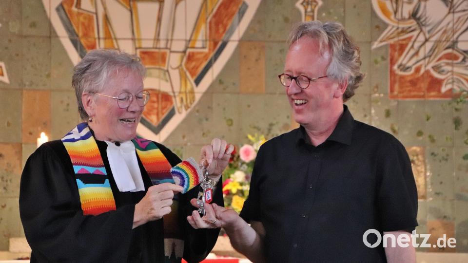 Als Abschiedsgeste überreicht Heidi Gentzwein die Schlüssel zur Kirche an ihren Nachfolger Jürgen Weich. Bild: Thomas Dobler
